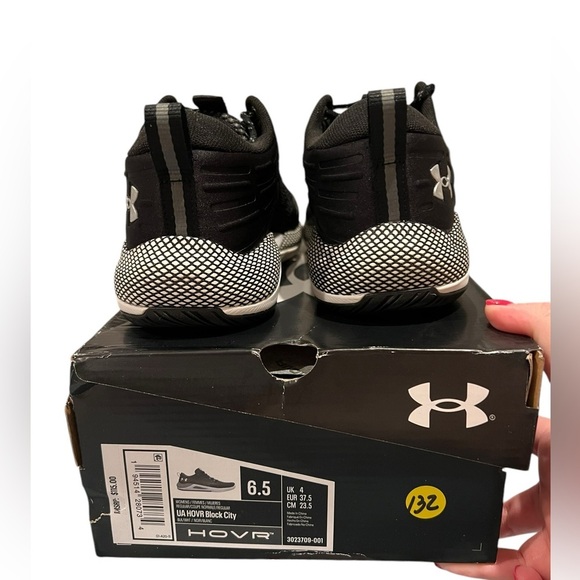 NIB Under Armour Women’s Hovr Block City Athletic Shoes in Black/White size 6.5 - Picture 6 of 9